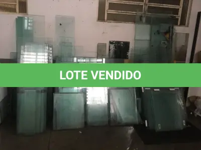 LOTE 055 - Sucata de vidro e papelão