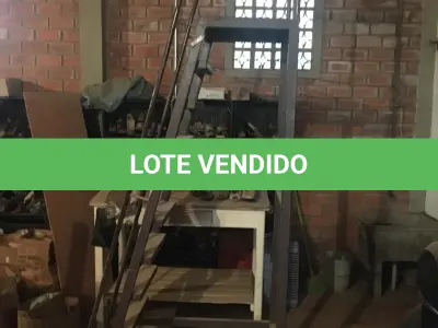 LOTE 125 - Escada móvel