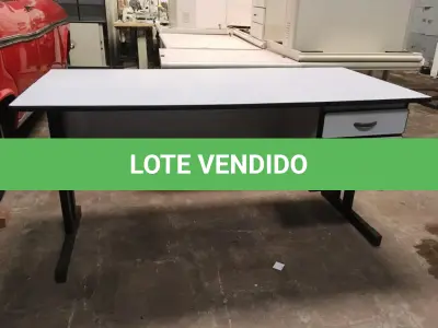 LOTE 040 - Conjunto de mesas para escritório( 17 un )