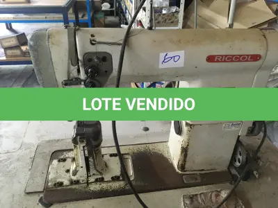 LOTE 115 - Máquina de costura