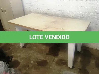LOTE 037 - Mesa de madeira