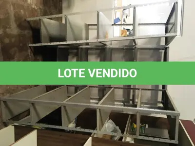 LOTE 041 - Armários(02 un) e prateleiras(04 un)
