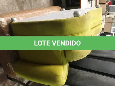 LOTE 042 - Sofá 03 lugares em courvim preto(02 un) e 02 lugares em veludo verde(01 un)