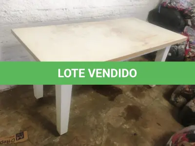 LOTE 037 - Mesa de madeira