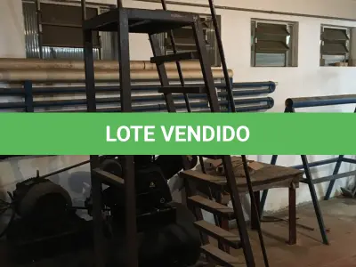 LOTE 125 - Escada móvel