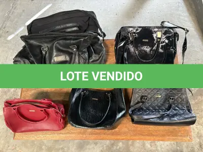 LOTE 164 - Bolsas modelos diversos( 70 un ), e Caixas de plástico