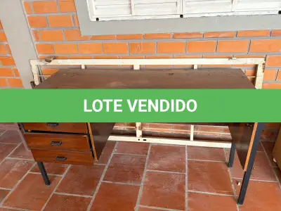 LOTE 161 - Mesas e armários para escritório e outro( 10 un )