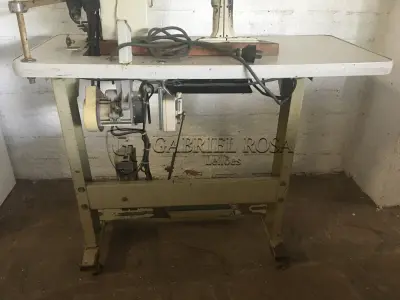 LOTE 004 - 01 Máquina de costura com uma agulha, Motor Eletrônico e Transporte Triplo