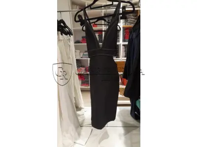 LOTE 001 - Calças Femininas, Bermudas Femininas, Blusões e Blusas de Lã,  Toucas, Camisas Femininas, Camisas Femininas Manga Longa, Macacão Feminino, Saias Femininas, Vestidos Femininos, Biquinis, Maiôs, Jaquetas de Couro Sintético, Jaqueta de  Brim Feminina, Casaco de Lã Feminino, Casacos Femininos, Camisetas Masculinas Manga Curta