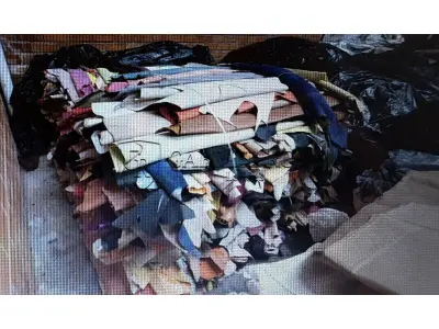 LOTE 001 - Couros acabados bovinos de diversas cores, armazenados em 03 paletes, totalizando 2.200m² de couros