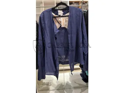 LOTE 001 - Calças Femininas, Bermudas Femininas, Blusões e Blusas de Lã,  Toucas, Camisas Femininas, Camisas Femininas Manga Longa, Macacão Feminino, Saias Femininas, Vestidos Femininos, Biquinis, Maiôs, Jaquetas de Couro Sintético, Jaqueta de  Brim Feminina, Casaco de Lã Feminino, Casacos Femininos, Camisetas Masculinas Manga Curta