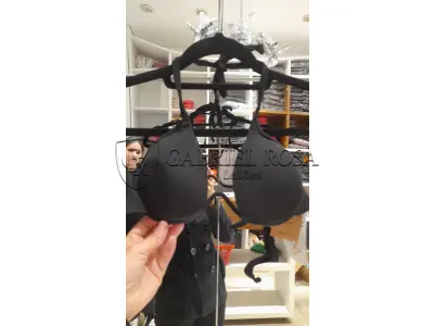 LOTE 001 - Calças Femininas, Bermudas Femininas, Blusões e Blusas de Lã,  Toucas, Camisas Femininas, Camisas Femininas Manga Longa, Macacão Feminino, Saias Femininas, Vestidos Femininos, Biquinis, Maiôs, Jaquetas de Couro Sintético, Jaqueta de  Brim Feminina, Casaco de Lã Feminino, Casacos Femininos, Camisetas Masculinas Manga Curta