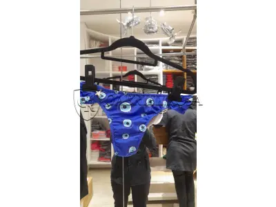 LOTE 001 - Calças Femininas, Bermudas Femininas, Blusões e Blusas de Lã,  Toucas, Camisas Femininas, Camisas Femininas Manga Longa, Macacão Feminino, Saias Femininas, Vestidos Femininos, Biquinis, Maiôs, Jaquetas de Couro Sintético, Jaqueta de  Brim Feminina, Casaco de Lã Feminino, Casacos Femininos, Camisetas Masculinas Manga Curta