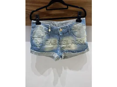 LOTE 001 - Calças Femininas, Bermudas Femininas, Blusões e Blusas de Lã,  Toucas, Camisas Femininas, Camisas Femininas Manga Longa, Macacão Feminino, Saias Femininas, Vestidos Femininos, Biquinis, Maiôs, Jaquetas de Couro Sintético, Jaqueta de  Brim Feminina, Casaco de Lã Feminino, Casacos Femininos, Camisetas Masculinas Manga Curta