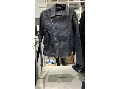 LOTE 001 - Calças Femininas, Bermudas Femininas, Blusões e Blusas de Lã,  Toucas, Camisas Femininas, Camisas Femininas Manga Longa, Macacão Feminino, Saias Femininas, Vestidos Femininos, Biquinis, Maiôs, Jaquetas de Couro Sintético, Jaqueta de  Brim Feminina, Casaco de Lã Feminino, Casacos Femininos, Camisetas Masculinas Manga Curta