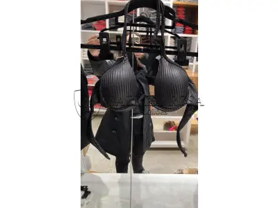 LOTE 001 - Calças Femininas, Bermudas Femininas, Blusões e Blusas de Lã,  Toucas, Camisas Femininas, Camisas Femininas Manga Longa, Macacão Feminino, Saias Femininas, Vestidos Femininos, Biquinis, Maiôs, Jaquetas de Couro Sintético, Jaqueta de  Brim Feminina, Casaco de Lã Feminino, Casacos Femininos, Camisetas Masculinas Manga Curta