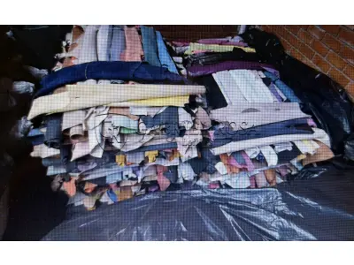 LOTE 001 - Couros acabados bovinos de diversas cores, armazenados em 03 paletes, totalizando 2.200m² de couros