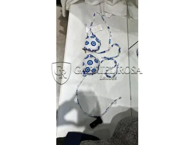 LOTE 001 - Calças Femininas, Bermudas Femininas, Blusões e Blusas de Lã,  Toucas, Camisas Femininas, Camisas Femininas Manga Longa, Macacão Feminino, Saias Femininas, Vestidos Femininos, Biquinis, Maiôs, Jaquetas de Couro Sintético, Jaqueta de  Brim Feminina, Casaco de Lã Feminino, Casacos Femininos, Camisetas Masculinas Manga Curta