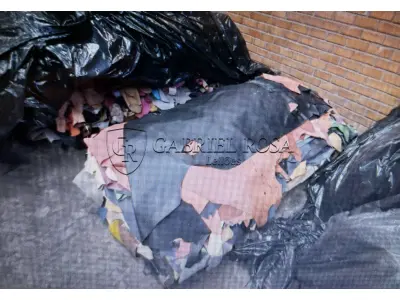 LOTE 001 - Couros acabados bovinos de diversas cores, armazenados em 03 paletes, totalizando 2.200m² de couros