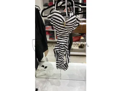 LOTE 001 - Calças Femininas, Bermudas Femininas, Blusões e Blusas de Lã,  Toucas, Camisas Femininas, Camisas Femininas Manga Longa, Macacão Feminino, Saias Femininas, Vestidos Femininos, Biquinis, Maiôs, Jaquetas de Couro Sintético, Jaqueta de  Brim Feminina, Casaco de Lã Feminino, Casacos Femininos, Camisetas Masculinas Manga Curta