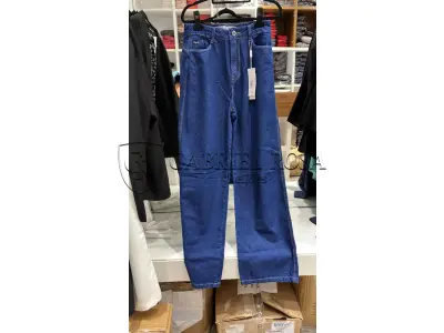 LOTE 001 - Calças Femininas, Bermudas Femininas, Blusões e Blusas de Lã,  Toucas, Camisas Femininas, Camisas Femininas Manga Longa, Macacão Feminino, Saias Femininas, Vestidos Femininos, Biquinis, Maiôs, Jaquetas de Couro Sintético, Jaqueta de  Brim Feminina, Casaco de Lã Feminino, Casacos Femininos, Camisetas Masculinas Manga Curta