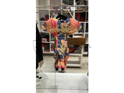 LOTE 001 - Calças Femininas, Bermudas Femininas, Blusões e Blusas de Lã,  Toucas, Camisas Femininas, Camisas Femininas Manga Longa, Macacão Feminino, Saias Femininas, Vestidos Femininos, Biquinis, Maiôs, Jaquetas de Couro Sintético, Jaqueta de  Brim Feminina, Casaco de Lã Feminino, Casacos Femininos, Camisetas Masculinas Manga Curta