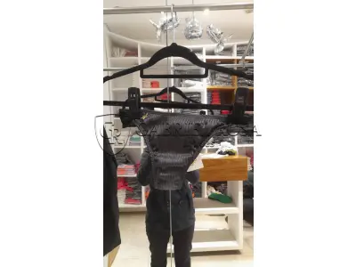 LOTE 001 - Calças Femininas, Bermudas Femininas, Blusões e Blusas de Lã,  Toucas, Camisas Femininas, Camisas Femininas Manga Longa, Macacão Feminino, Saias Femininas, Vestidos Femininos, Biquinis, Maiôs, Jaquetas de Couro Sintético, Jaqueta de  Brim Feminina, Casaco de Lã Feminino, Casacos Femininos, Camisetas Masculinas Manga Curta