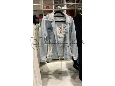 LOTE 001 - Calças Femininas, Bermudas Femininas, Blusões e Blusas de Lã,  Toucas, Camisas Femininas, Camisas Femininas Manga Longa, Macacão Feminino, Saias Femininas, Vestidos Femininos, Biquinis, Maiôs, Jaquetas de Couro Sintético, Jaqueta de  Brim Feminina, Casaco de Lã Feminino, Casacos Femininos, Camisetas Masculinas Manga Curta