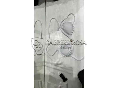 LOTE 001 - Calças Femininas, Bermudas Femininas, Blusões e Blusas de Lã,  Toucas, Camisas Femininas, Camisas Femininas Manga Longa, Macacão Feminino, Saias Femininas, Vestidos Femininos, Biquinis, Maiôs, Jaquetas de Couro Sintético, Jaqueta de  Brim Feminina, Casaco de Lã Feminino, Casacos Femininos, Camisetas Masculinas Manga Curta