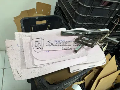 LOTE 168 - Moldes de roupa e bolsas diversos e Caixas de plástico