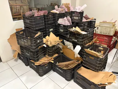 LOTE 168 - Moldes de roupa e bolsas diversos e Caixas de plástico