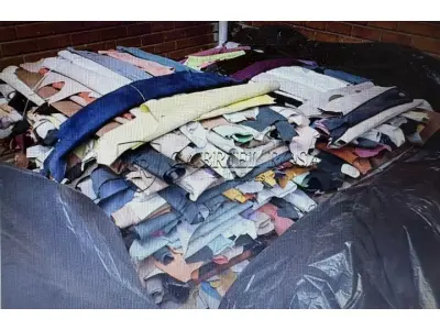 LOTE 001 - Couros acabados bovinos de diversas cores, armazenados em 03 paletes, totalizando 2.200m² de couros