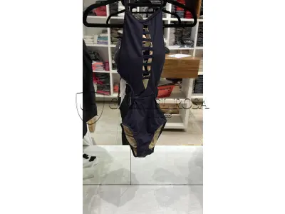 LOTE 001 - Calças Femininas, Bermudas Femininas, Blusões e Blusas de Lã,  Toucas, Camisas Femininas, Camisas Femininas Manga Longa, Macacão Feminino, Saias Femininas, Vestidos Femininos, Biquinis, Maiôs, Jaquetas de Couro Sintético, Jaqueta de  Brim Feminina, Casaco de Lã Feminino, Casacos Femininos, Camisetas Masculinas Manga Curta