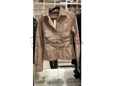 LOTE 001 - Calças Femininas, Bermudas Femininas, Blusões e Blusas de Lã,  Toucas, Camisas Femininas, Camisas Femininas Manga Longa, Macacão Feminino, Saias Femininas, Vestidos Femininos, Biquinis, Maiôs, Jaquetas de Couro Sintético, Jaqueta de  Brim Feminina, Casaco de Lã Feminino, Casacos Femininos, Camisetas Masculinas Manga Curta