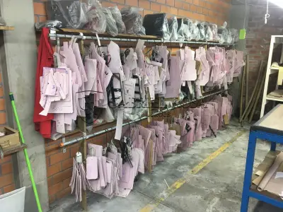 LOTE 168 - Moldes de roupa e bolsas diversos e Caixas de plástico