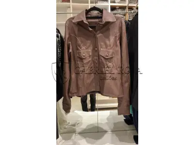 LOTE 001 - Calças Femininas, Bermudas Femininas, Blusões e Blusas de Lã,  Toucas, Camisas Femininas, Camisas Femininas Manga Longa, Macacão Feminino, Saias Femininas, Vestidos Femininos, Biquinis, Maiôs, Jaquetas de Couro Sintético, Jaqueta de  Brim Feminina, Casaco de Lã Feminino, Casacos Femininos, Camisetas Masculinas Manga Curta