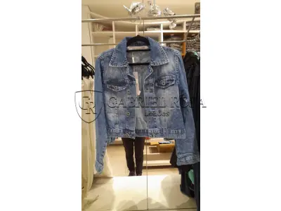 LOTE 001 - Calças Femininas, Bermudas Femininas, Blusões e Blusas de Lã,  Toucas, Camisas Femininas, Camisas Femininas Manga Longa, Macacão Feminino, Saias Femininas, Vestidos Femininos, Biquinis, Maiôs, Jaquetas de Couro Sintético, Jaqueta de  Brim Feminina, Casaco de Lã Feminino, Casacos Femininos, Camisetas Masculinas Manga Curta