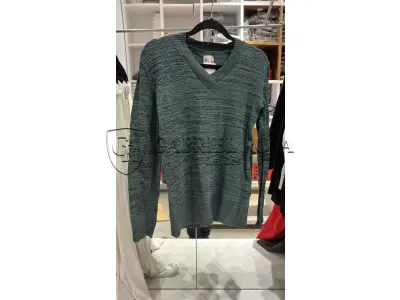 LOTE 001 - Calças Femininas, Bermudas Femininas, Blusões e Blusas de Lã,  Toucas, Camisas Femininas, Camisas Femininas Manga Longa, Macacão Feminino, Saias Femininas, Vestidos Femininos, Biquinis, Maiôs, Jaquetas de Couro Sintético, Jaqueta de  Brim Feminina, Casaco de Lã Feminino, Casacos Femininos, Camisetas Masculinas Manga Curta