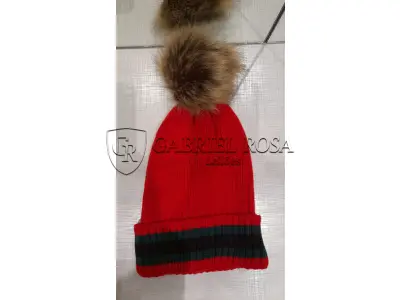 LOTE 001 - Calças Femininas, Bermudas Femininas, Blusões e Blusas de Lã,  Toucas, Camisas Femininas, Camisas Femininas Manga Longa, Macacão Feminino, Saias Femininas, Vestidos Femininos, Biquinis, Maiôs, Jaquetas de Couro Sintético, Jaqueta de  Brim Feminina, Casaco de Lã Feminino, Casacos Femininos, Camisetas Masculinas Manga Curta