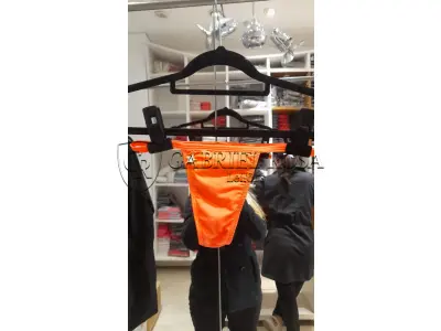 LOTE 001 - Calças Femininas, Bermudas Femininas, Blusões e Blusas de Lã,  Toucas, Camisas Femininas, Camisas Femininas Manga Longa, Macacão Feminino, Saias Femininas, Vestidos Femininos, Biquinis, Maiôs, Jaquetas de Couro Sintético, Jaqueta de  Brim Feminina, Casaco de Lã Feminino, Casacos Femininos, Camisetas Masculinas Manga Curta