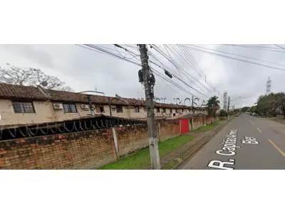LOTE 002 - Sobrado Residencial nº 111 do Residencial Cidade Jardim, com área real privativa de 43,4710m², constituído de sala de estar, cozinha e banho no pavimento inferior, e circulação e 02(dois) dormitórios no pavimento superior, com uma área de terreno de 5,95m² de utilização exclusiva, situado na Rua Capitão Armínio Bier, nº 475, esquina com a Avenida Tomaz Edison, Bairro Vicentina, São Leopoldo/RS. Registrado sob matrícula 66.357