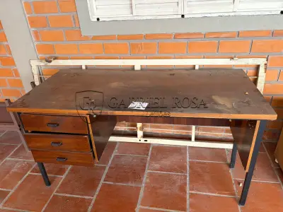 LOTE 161 - Mesas e armários para escritório e outro( 10 un )