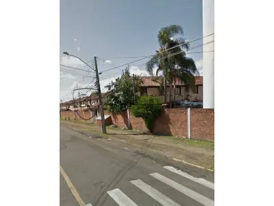 LOTE 002 - Sobrado Residencial nº 111 do Residencial Cidade Jardim, com área real privativa de 43,4710m², constituído de sala de estar, cozinha e banho no pavimento inferior, e circulação e 02(dois) dormitórios no pavimento superior, com uma área de terreno de 5,95m² de utilização exclusiva, situado na Rua Capitão Armínio Bier, nº 475, esquina com a Avenida Tomaz Edison, Bairro Vicentina, São Leopoldo/RS. Registrado sob matrícula 66.357