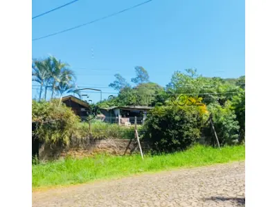 LOTE 012 - UM IMÓVEL COM A ÁREA SUPERFICIAL DE 751,27M2,  COM  UMA CASA RESIDENCIAL DE MADEIRA