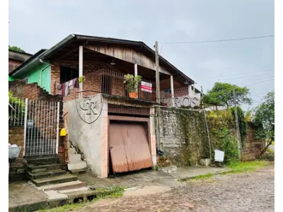 LOTE 003 - UM TERRENO, SITUADO NA ZONA ESPECIAL DE INTERESSE SOCIAL 2 (ZEIS 2), BAIRRO RINCÃO DOS ILHÉUS EM ESTÂNCIA VELHA - RS, COMPOSTO DO LOTE 05 DA QUADRA N DO LOTEAMENTO ALTO DA COLINA,  COM UMA RESIDENCIA DE ALVENARIA COM A ÁREA DE 24,30M2, NA RUA MARIA JULIA TREIN Nº 15.