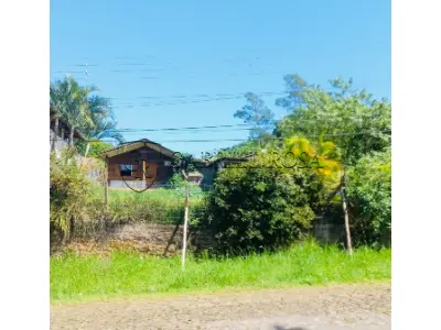 LOTE 012 - UM IMÓVEL COM A ÁREA SUPERFICIAL DE 751,27M2,  COM  UMA CASA RESIDENCIAL DE MADEIRA