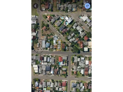 LOTE 003 - Terreno com aproximadamente 360m², com 02 construções não averbadas, situado na Rua Zeno Schmiedel, nº 547, Bairro Floresta, Estância Velha. Registrado sob matrícula 2299