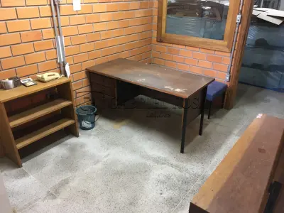 LOTE 161 - Mesas e armários para escritório e outro( 10 un )
