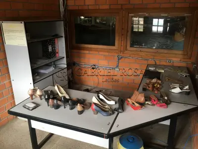 LOTE 161 - Mesas e armários para escritório e outro( 10 un )