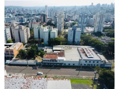 LOTE 002 - 12(doze) edificações em alvenaria, e o respectivo terreno com área de 4.339,00 m², e área total edificada de 3.768,26 m², situado na Rua Jaú, nºs 248, 256 e 318, Bairro Pátria Nova, Novo Hamburgo/RS. Registrado sob matrícula 28.161